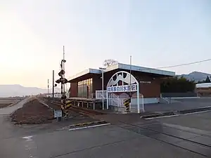 Station building and platform (January 2017)