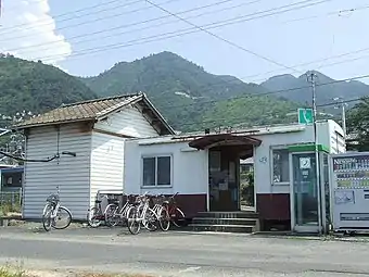 The station waiting room in 2007 with a different colour scheme.