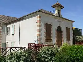 The town hall in Momuy