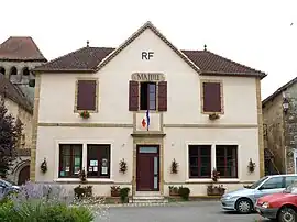 The town hall in Montcléra