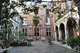 Hôtel de Montval: arcades and medallions from the Hotel de Pins (1545).