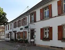 The town hall and school in Munwiller