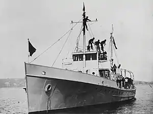 USCGC Active (WPC-125) participating in line-carrying experiments by aviation unit from Base 7, Gloucester, Massachusetts