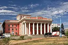 Large, classical building with many pillars