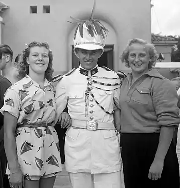 Van Vliet and Hannie Termeulen with a Monaco soldier at the 1947 European Championships