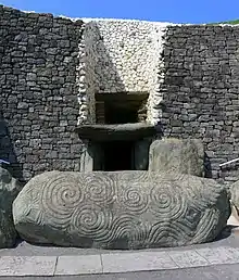 The entrance passage and entrance stone (note: the grey stone wall is neither original nor reconstructed, but built for visitor access).