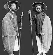 Nguyễn dynasty soldiers wearing khăn vấn under nón lá.