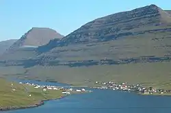 Hvannasund to the right of the central causeway, and Norðdepil to the left