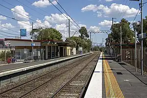 Southbound view from Oak Park platform 2 facing towards platform 1