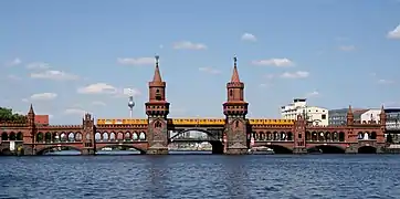 A U1 train crossing the Oberbaumbrücke