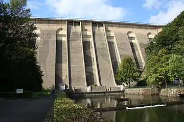 Long shot of the dam with Klaus Dauvens Wildwechsel