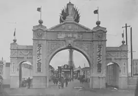 Main entrance of Osaka Luna Park, also known as Shinsekai Luna Park, ca. 1912. An aerial tramway connected the amusement park with the original Tsutenaku Tower. The park closed in 1923; the tower was dismantled 20 years afterward.