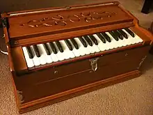 Portable harmonium: Indian harmonium or Guide-chant [fr]