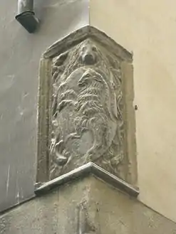 Arms of the Arte dei Beccai on the corner facing Piazza dei Tre Re