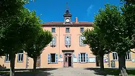 The town hall in Parentignat