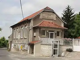 The town hall and school of Pargnan