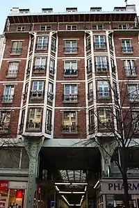 Cité de l'Argentine, 111 Avenue Victor Hugo, combining apartments and a shopping gallery (1911)