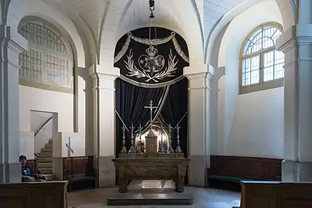 Altar of the Prisoner's Chapel of the Conciergerie. Behind the curtain is the Memorial chapel to Marie-Antoinette.