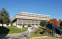 Pavillon 2: Departments of physical, biological and medicinal sciences, school library, and student services.