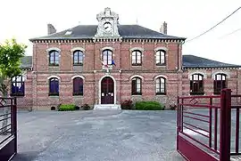 The town hall in Pendé