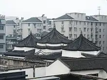 A color picture of the structure of the Phoenix Mosque in Hangzhou. Shows the three-domed structure of the mosque with a large central dome and two surrounding dome.