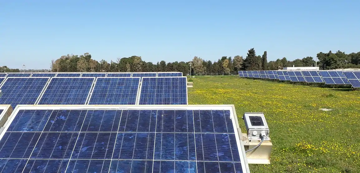 Photovoltaic pyranometer on a plane of arrays