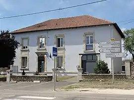 The town hall in Pillon