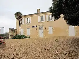 The town hall in Plassac