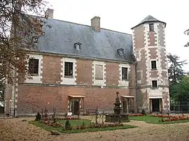 The remaining wing of the château (west side of the facade)