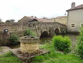 The old bridge, the old well and the Clain river, in Pressac