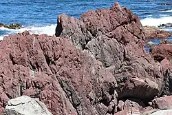 Red-coloured rocks at Pariwhero / Red Rocks