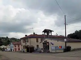 The town hall and school in Regney