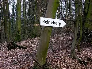 In the immediate vicinity of the summit a signpost points out the final section of the climb.