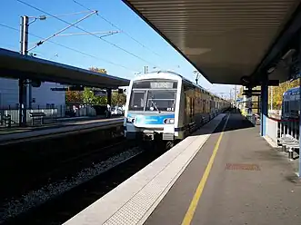 Train arriving in Émerainville station toward Tournan