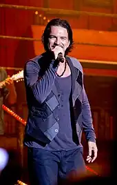 Ricardo Arjona, performing.