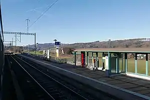 Canopy-covered side platform