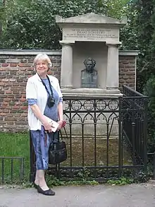 Steblin at the grave of Franz Schubert in Währing, Vienna, June 2012