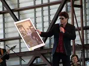 Ronnie McDowell  presenting his Reflections of a King print during a concert in Florida, 2007.