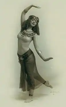 Photographed by Otto Sarony, c. 1900. St. Denis began to investigate Oriental dance after seeing an image of the Egyptian goddess Isis in a cigarette advertisement.