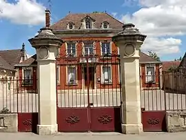 The town hall in Sacy-le-Grand