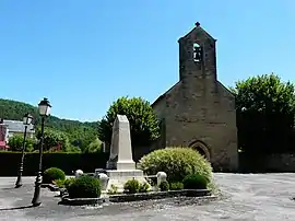 The church and war memorial in Saint-Cybran