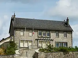 The town hall in Saint-Fréjoux