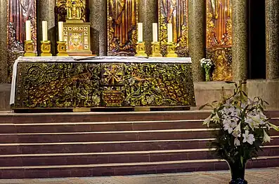 The altar in the choir (Double click to enlarge)