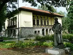 Samokov Historical Museum with the statue of Zahari Zograf