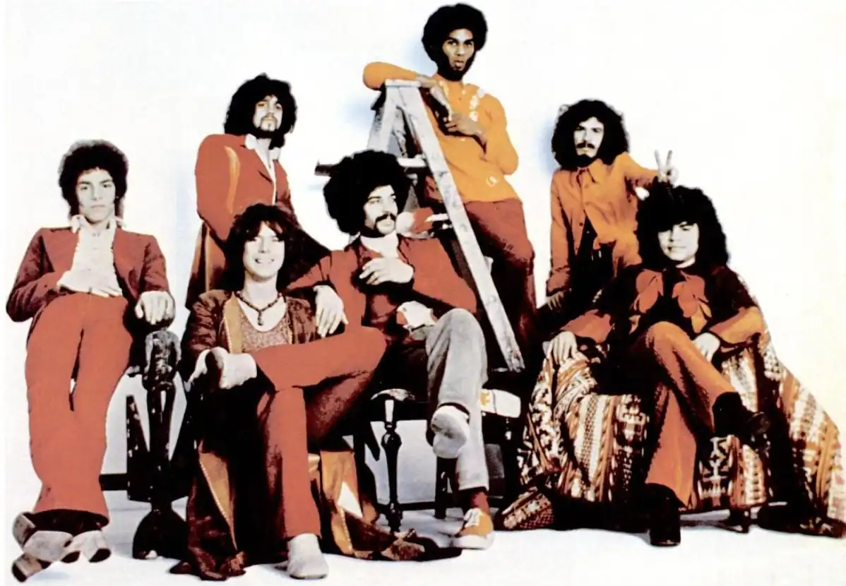 Santana in 1971.Left to right: Neal Schon, Gregg Rolie, Michael Shrieve, Michael Carabello, David Brown, Carlos Santana, José "Chepito" Areas.