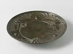 Bowl with dragonflies in relief by Johanna van Eybergen