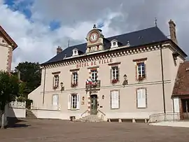 The town hall in Sergines