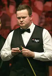 Shaun Murphy chalking his cue