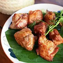 Si khrong mu thot are Thai deep fried pork ribs