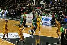 Image 22Lithuanian basketball clubs Žalgiris and Šiauliai playing a match (from Culture of Lithuania)